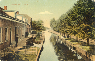 13498 Gezicht op de Lopikerwetering en de bebouwing aan de zuidzijde van de Dorpsstraat te Lopik uit het oosten.